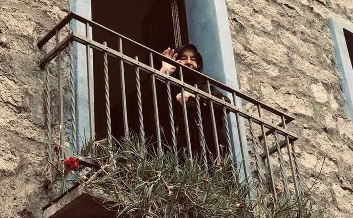 ospitalit e sorrisi dai balconi di orgosolo (foto martinasecondo22)
