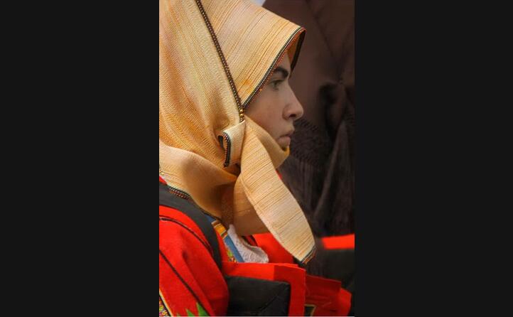 una ragazza di orgosolo sfila con l abito della tradizione barbaricina (foto antonellafancello)