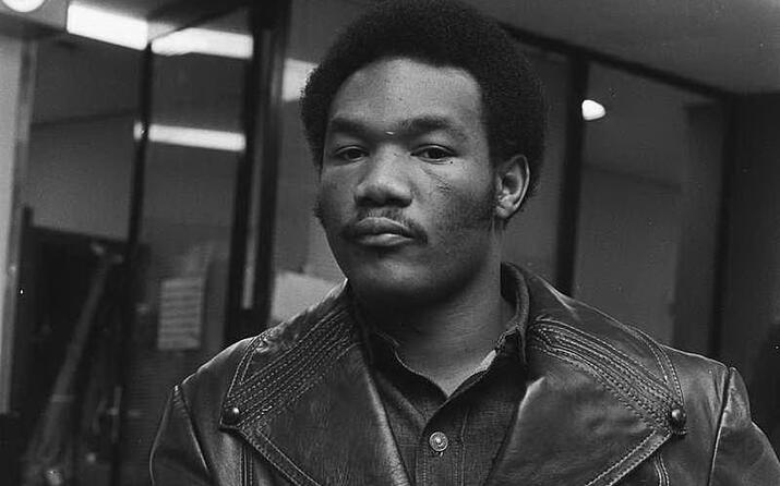 da un lato il superfavorito george big george foreman (foto wikipedia)