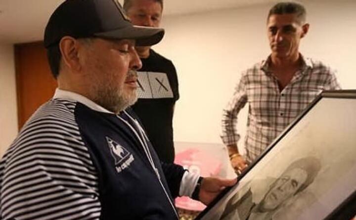 il newells old boys consegna un ritratto a maradona