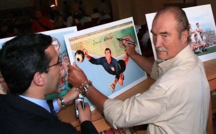 enrico albertosi firma una sua foto con la maglia del cagliari