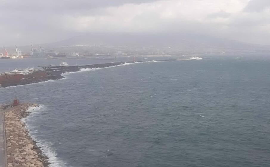 mareggiata a napoli (foto l unione sarda)