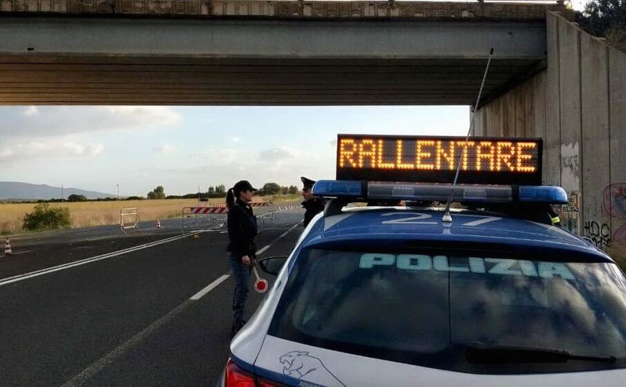 la polizia sulla provinciale interessata dalla caduta calcinacci (foto l unione sarda simbula)