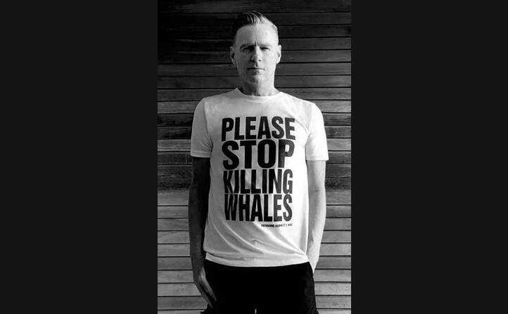 con la maglia basta uccidere le balene bryan adams noto anche per il suo attivistmo ecologista