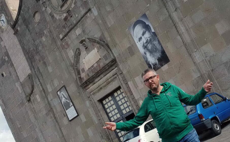 il sindaco di gesturi di fronte alla chiesa parrocchiale del paese