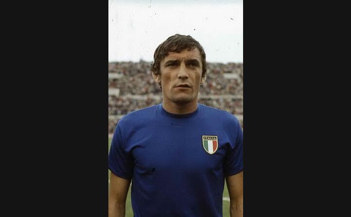con la maglia azzurra