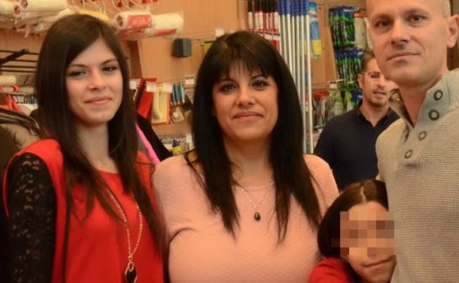 elisabetta mei col marito e le due figlie (foto concessa)
