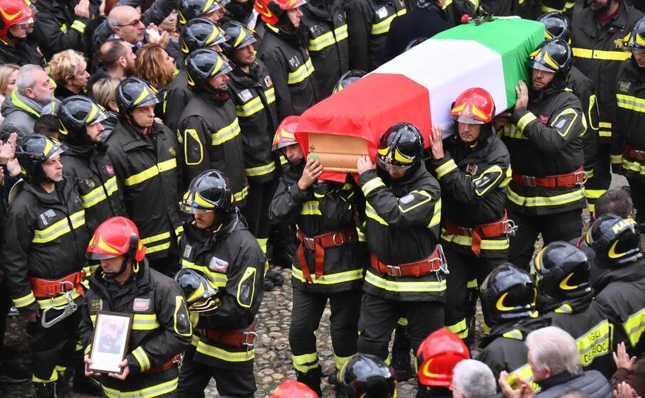 alessandria i funerali dei vigili del fuoco morti nell esplosione