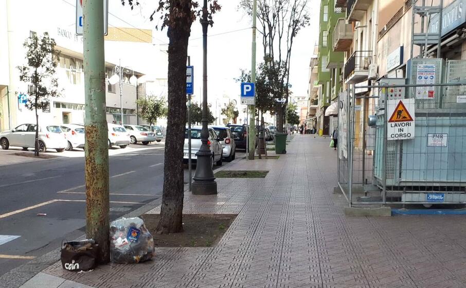 buste abbandonate in via marconi (foto giorgia daga)