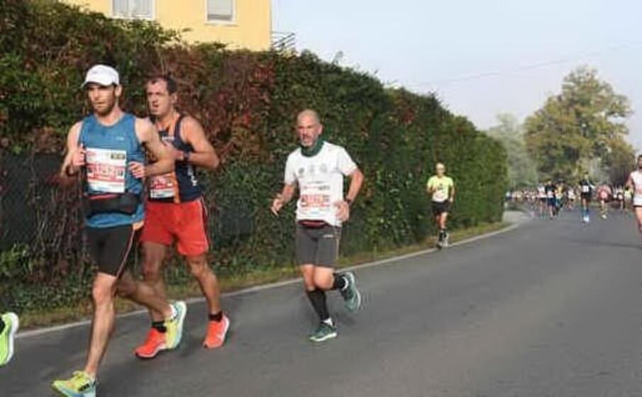 da sinistra il primo e il terzo sono i due sardi che partecipano alla maratona di atene (foto l unione sarda)