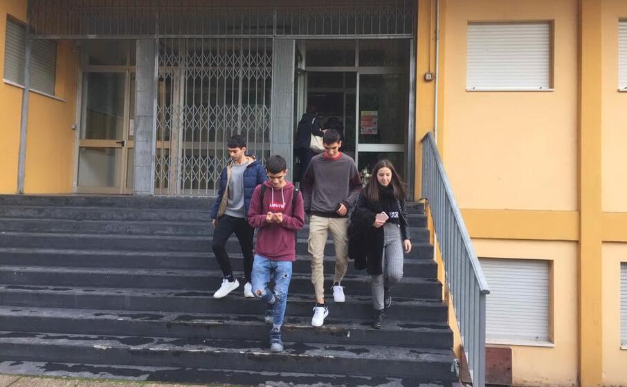 gli studenti lasciano la scuola (foto e sanna)
