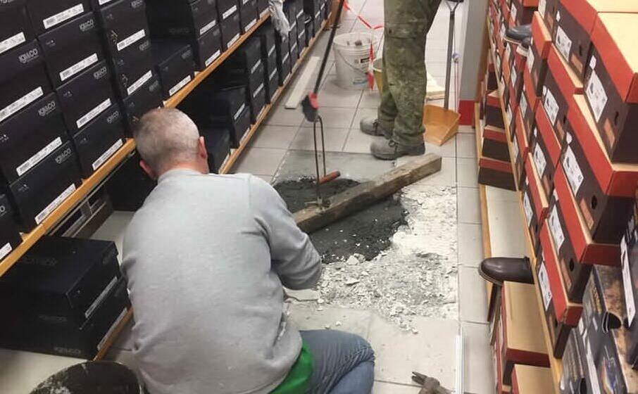 i lavori di riparazione a uno dei buchi praticati dalla banda (archivio l unione sarda)