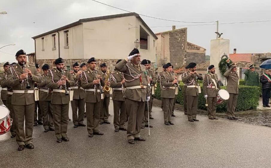 la banda musicale davanti al monumento dei caduti