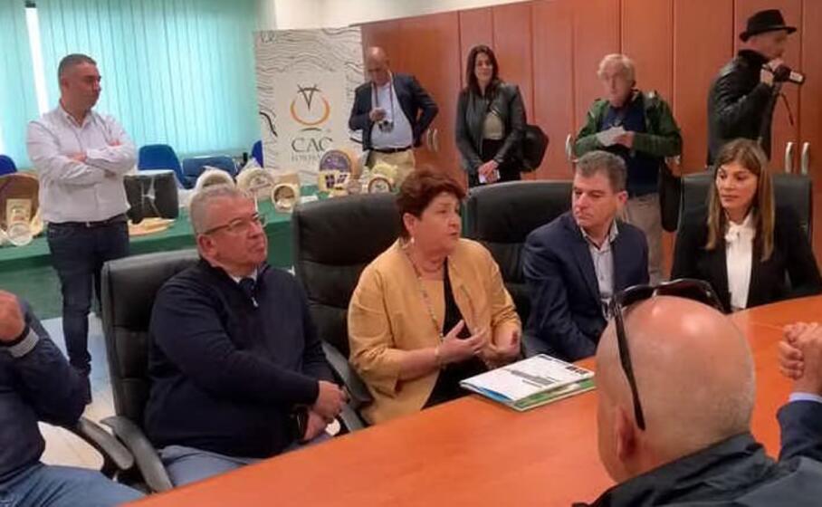 la bellanova al caseificio cau (frame video)