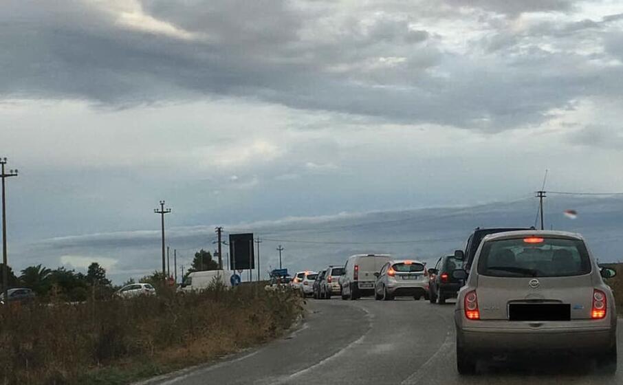 le auto in coda (foto l unione sarda andrea serreli)