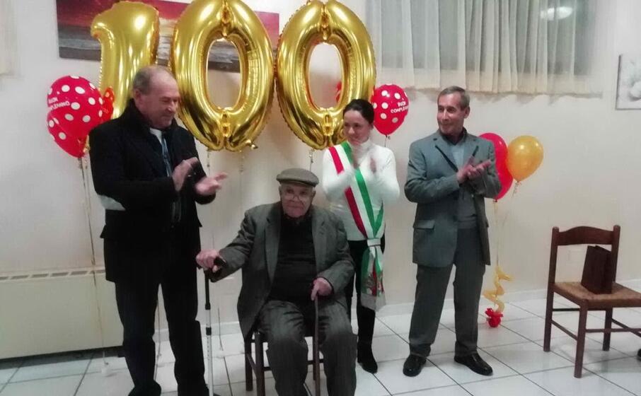 giovanni deidda con i figli vincenzo e antonio e il sindaco di villacidro marta cabriolu (foto cazzaniga)