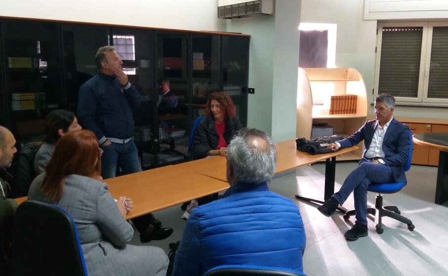 il confronto tra comune scuola e provincia a destra il sub commissario ignazio tolu (foto simone farris)