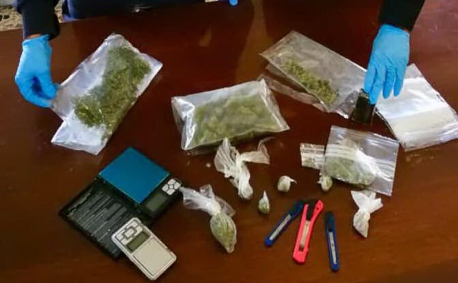 il materiale sequestrato (foto carabinieri)