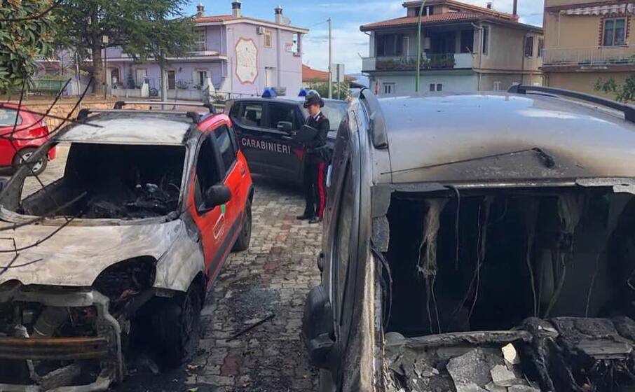 le auto bruciate (foto carabinieri)