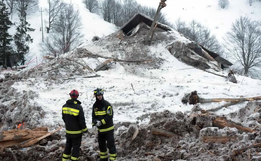 un immagine dopo la valanga a rigopiano (archivio l unione sarda)