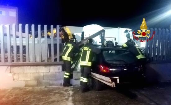 Ha perso il controllo dell'auto e ha sfondato il muro di cinta di una ditta di trasporti, andando a finire in - L'Unione Sarda.it