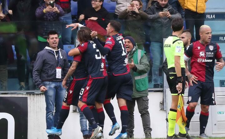 il cagliari abbatte la fiorentina le immagini del match