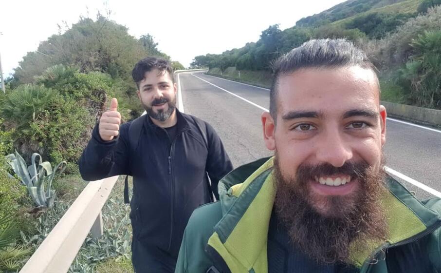 nazario nesta nei pressi di castelsardo dietro elia falchi un nuovo amico sardo che ha percorso diversi chilometri con lui ( foto concessa da nazario nesta)