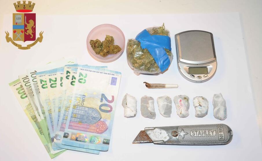 il materiale sequestrato (foto polizia)