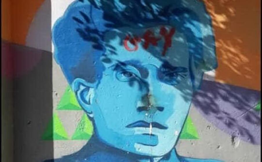 il murale imbrattato (foto fb)