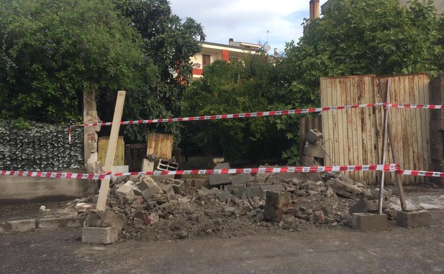 il muro crollato in via galilei (foto elia sanna)