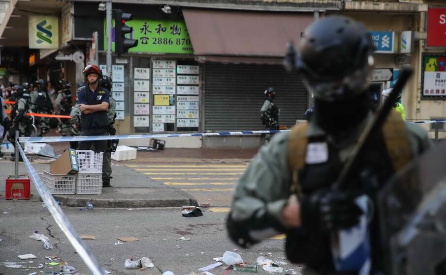 Scontri a Hong Kong, i manifestanti barricano le strade Scontri a Hong Kong, i manifestanti barricano le strade