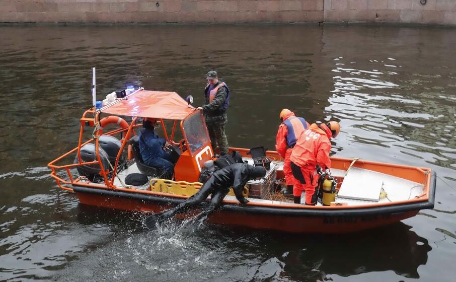 le ricerche nel fiume moika di san pietroburgo (ansa)