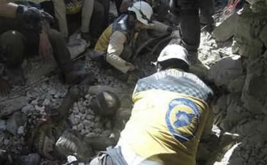 un intervento degli white helmets (ansa)