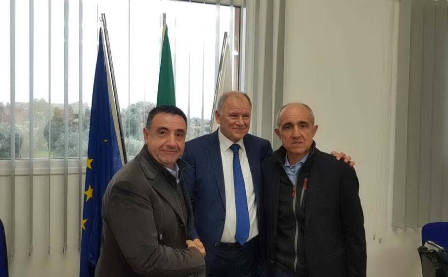 al centro il commissario europeo a sinistra battista cualbu a destra pierluigi mamusa di coldiretti (foto l unione sarda cossu)