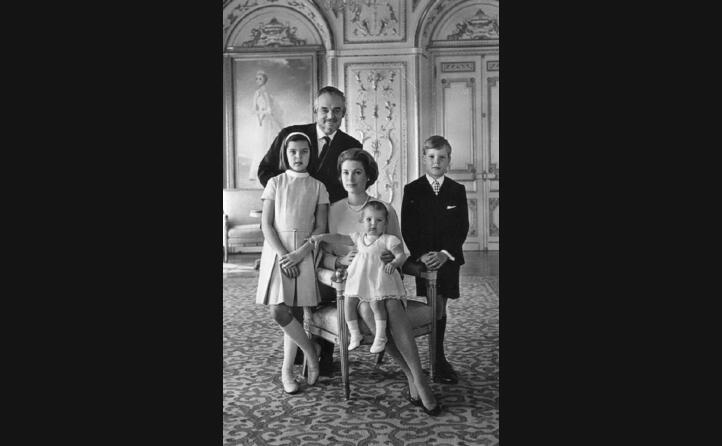 con il marito ranieri iii di monaco e i tre figli (foto wikipedia)