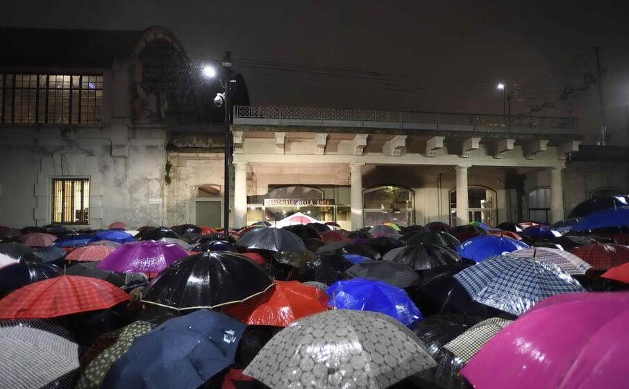 i partecipanti alla manifestazione (ansa)