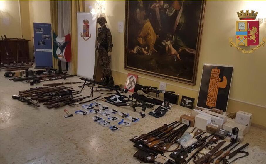il materiale trovato dagli agenti (foto polizia)