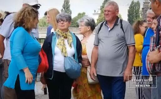 Maria Paola Usai, nella foto a sinistra, con alcuni turisti (foto da frame video)