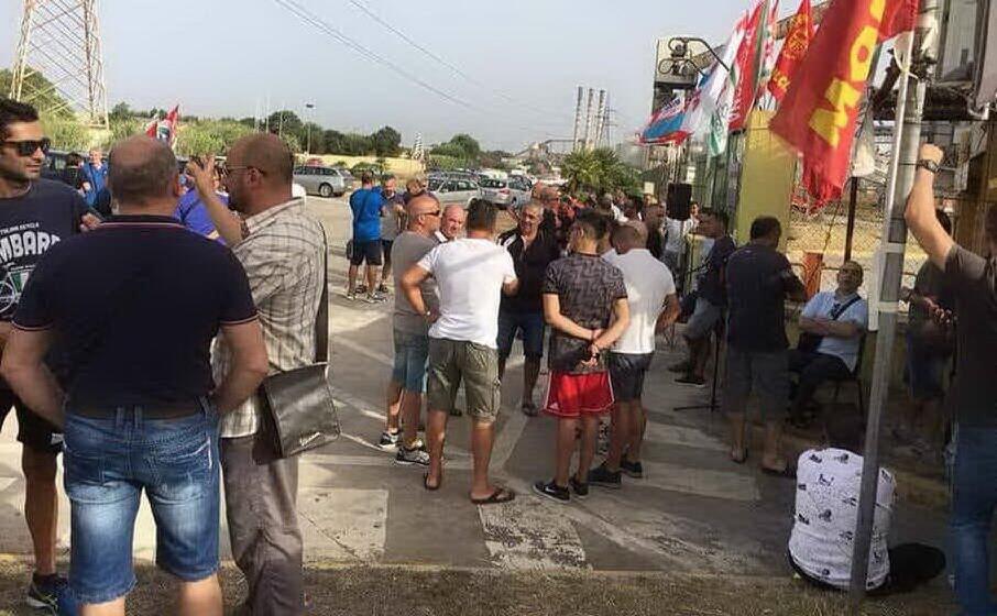 una manifestazione dei lavoratori sider alloys (archivio l unione sarda)
