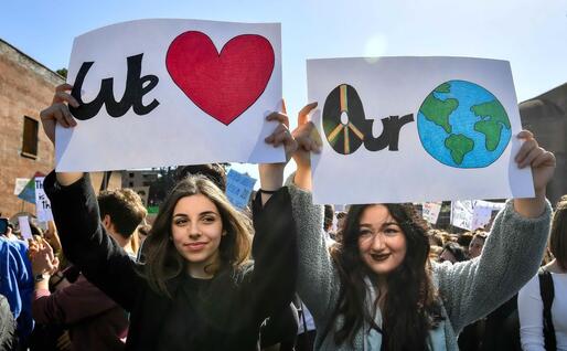 Una manifestazione per la tutela del pianeta (Ansa)