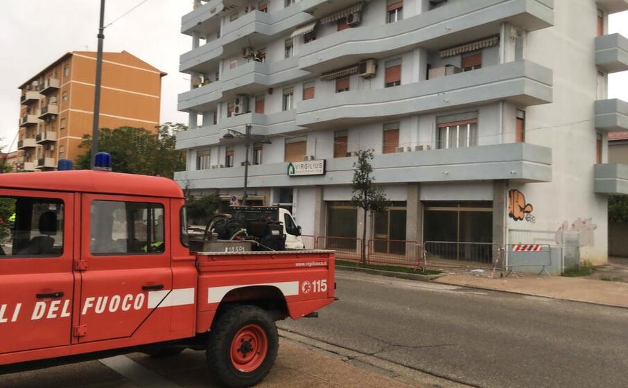vigili del fuoco in viale gramsci (foto scano)