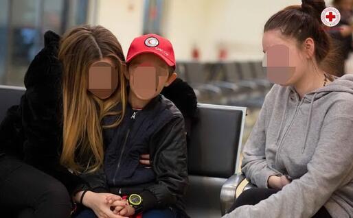 Alvin con le due sorelle che l'hanno accolto a Fiumicino (Ansa - Cri)