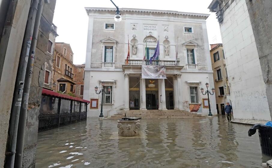 danneggiato anche il celebre teatro la fenice