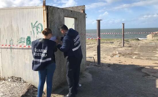 Scattano i sigilli nella zona di Abba Rossa, comune di Santa Giusta. Il personale della Capitaneria di porto - L'Unione Sarda.it
