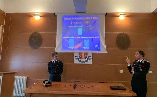 Gli inquirenti illustrano i dettagli dell'operazione (Foto Carabinieri)
