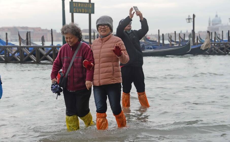 i turisti non si lasciano intimidire