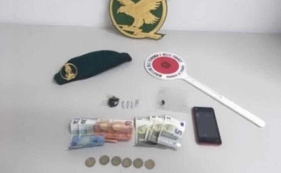 il materiale sequstrato (foto guardia di finanza)