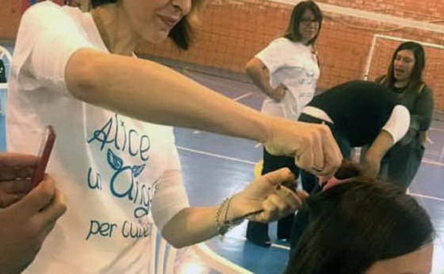 il taglio di una ciocca di capelli (foto antonio pintori)