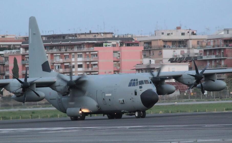 l arrivo del c130 dell aeronautica militare (ansa)