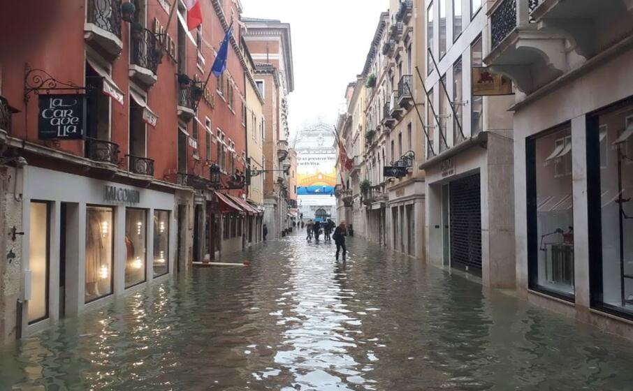 (tutte le foto sono ansa e vigili del fuoco)